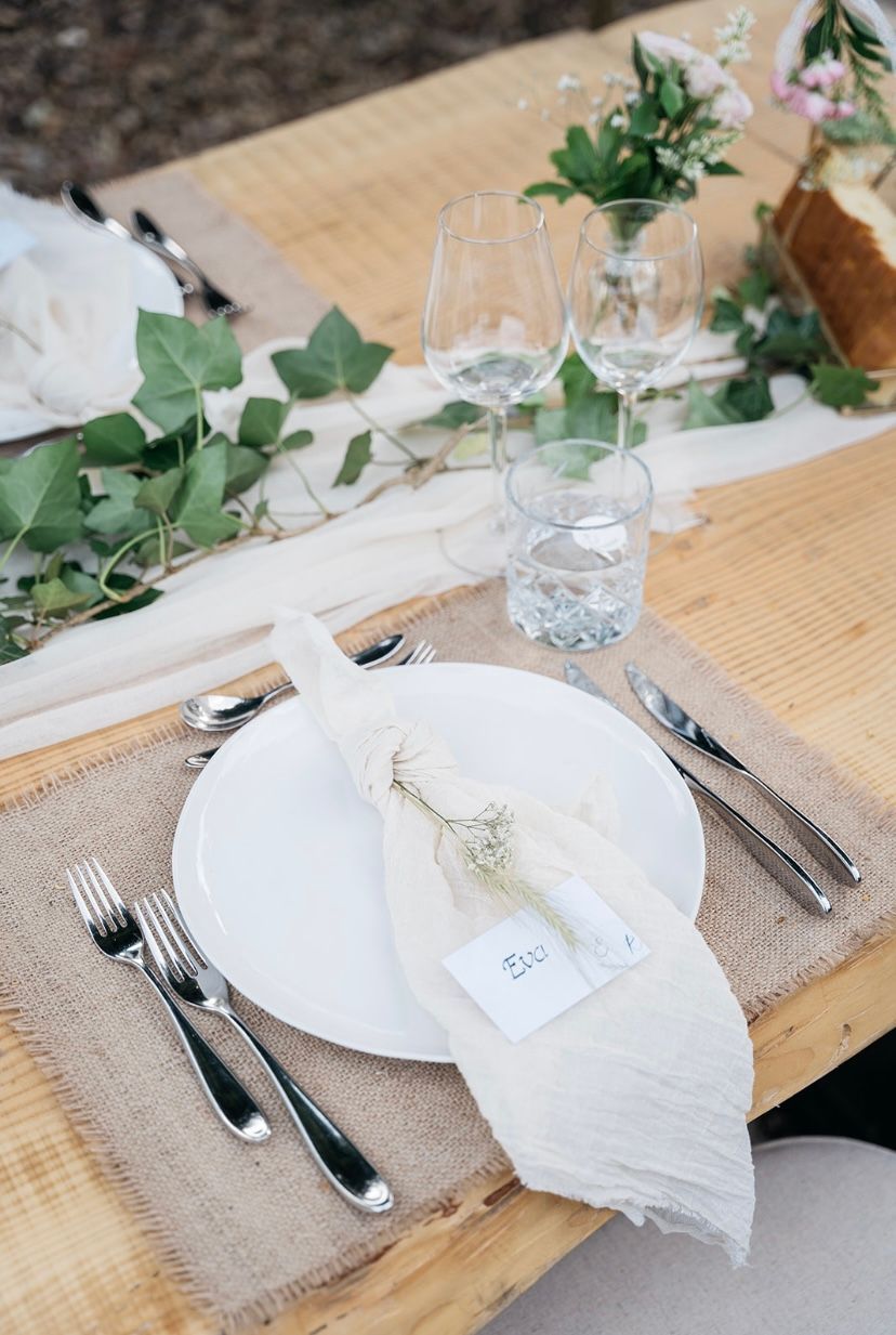 ingedekte tafel met wit bord en bestek
