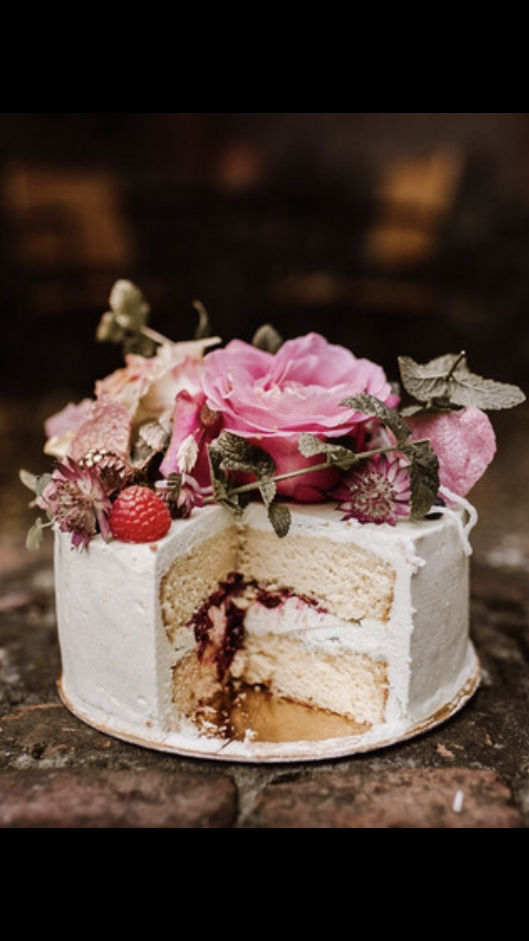 Vanille rood fruit taart met bloemen en aardbeien
