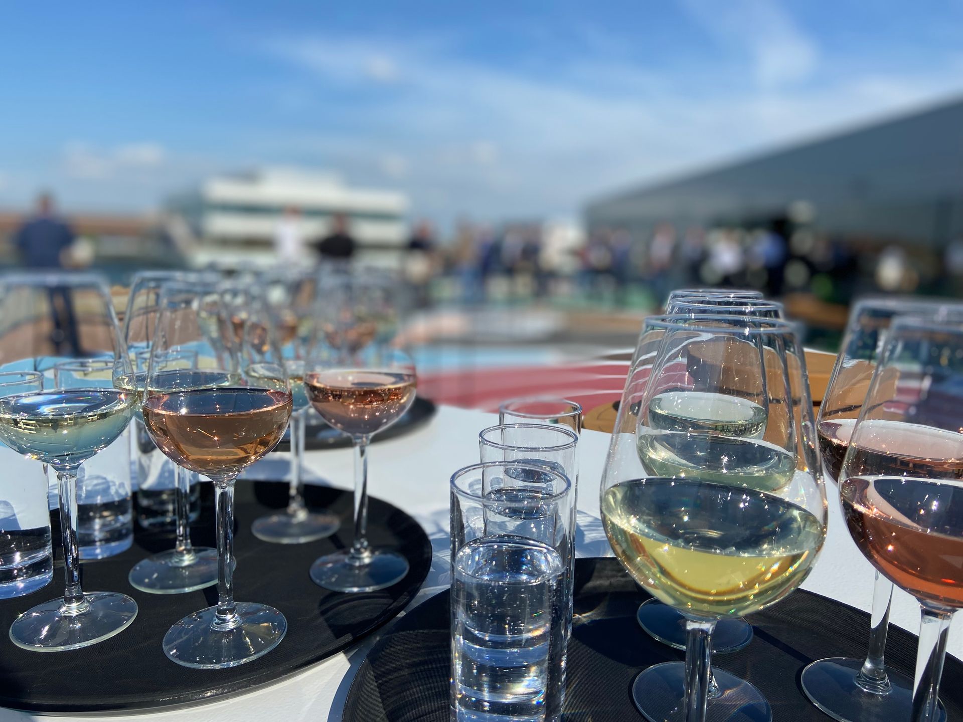 witte wijn, rose in glazen voor catering bedrijfsfeest