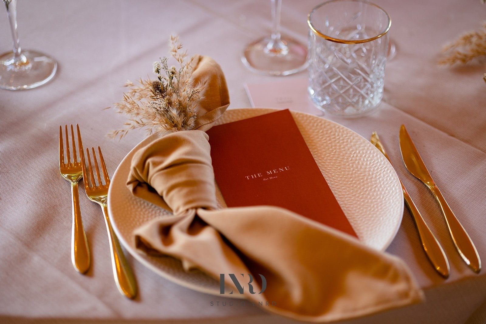 Blush kleuren voor op een bohemian bruiloft met catering door Bynathalie, wit vord met servetten