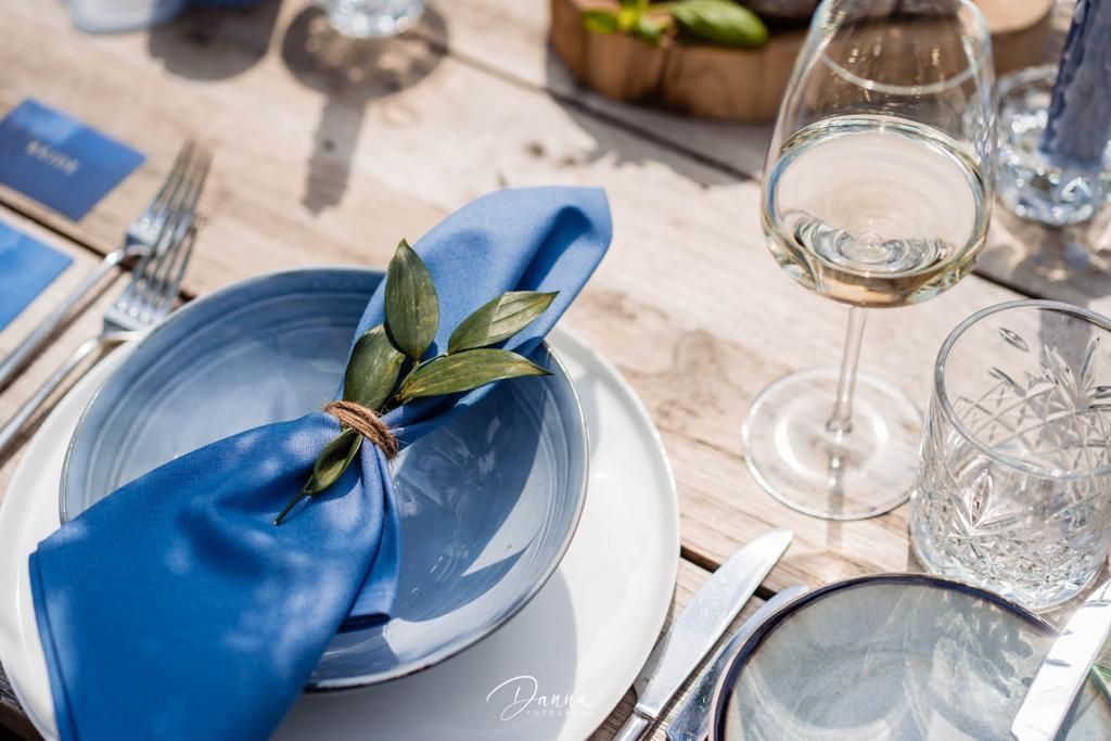 borden met blauwe servet