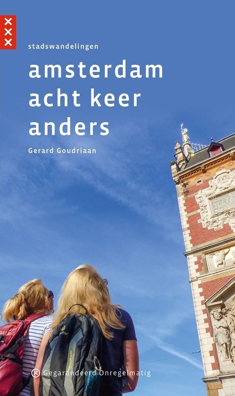 Boekcover: "Amsterdam acht keer anders" met twee mensen die naar een gebouw kijken onder een blauwe hemel.