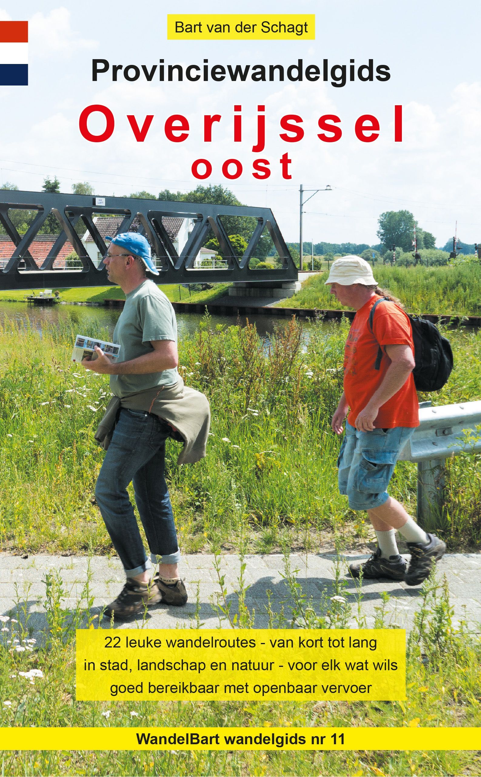 Twee mensen wandelen buiten, langs een kanaal. Boekcover met de titel "Overijssel Oost".