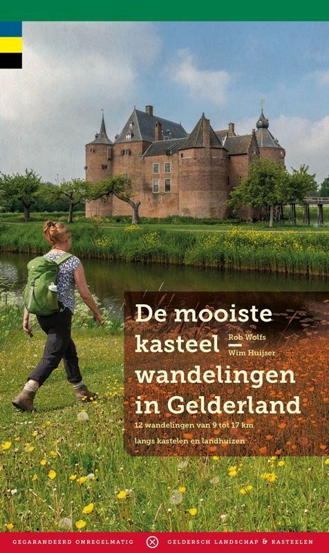 Vrouw loopt langs een kasteel in Gelderland, Nederland. Boekcover: