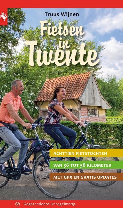 Omslag van een fietsgids: Twee mensen fietsen langs een klein gebouw. Titel: "Fietsen in Twente."