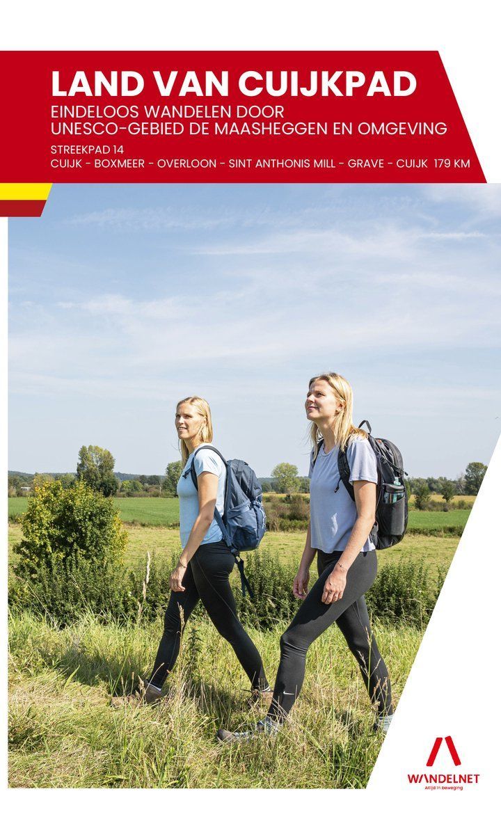 Twee vrouwen wandelen over een pad in een veld, met een brochure getiteld