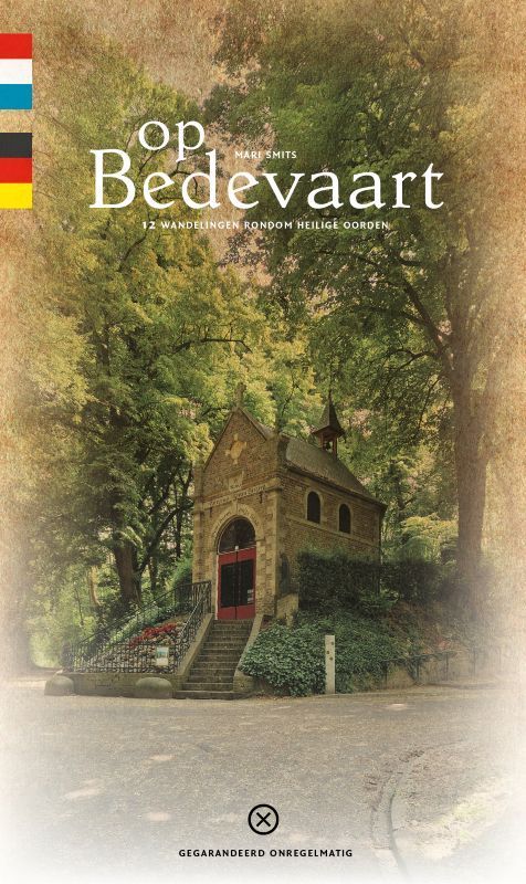 Boekomslag met een kleine kapel op een bospad, met de titel "op Bedevaart" in witte letters.