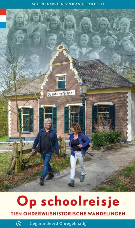 Omslag van het boek "Op schoolreisje", met een school en twee mensen die ernaartoe lopen.