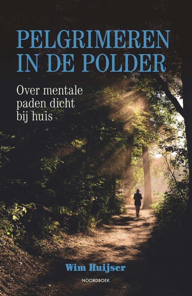 Boekcover: Silhouet van een persoon die over een pad door een zonovergoten bos loopt; titel