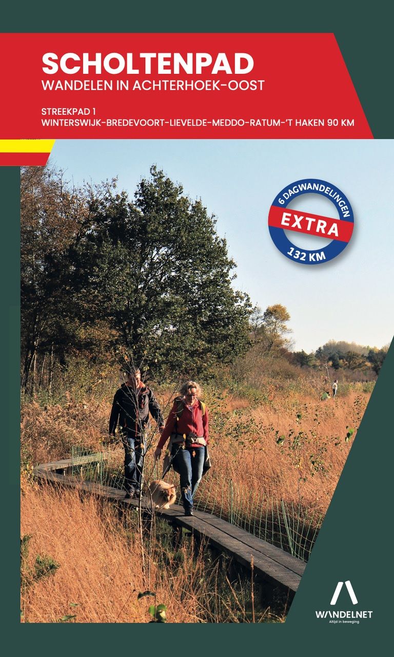 Omslag van de wandelgids Scholdenpad. Twee mensen lopen over een houten pad door moerasland.