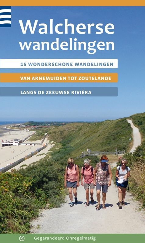 Omslag: Wandelgids "Walcherse Wandels". Vier mensen wandelen over een kustpad. Blauwe lucht, uitzicht op zee.