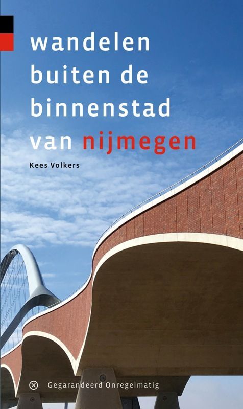 Boekcover: "Wandelen buiten het centrum van Nijmegen". Een gebogen brug van rode bakstenen tegen een blauwe lucht.