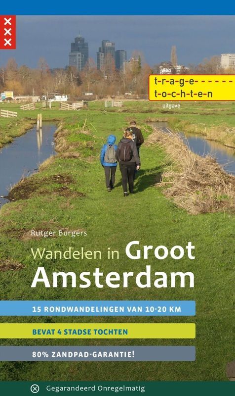 Omslag van een wandelgids: Mensen wandelen door een veld in Amsterdam. Tekst: "Wandelen in Groot Amsterdam".