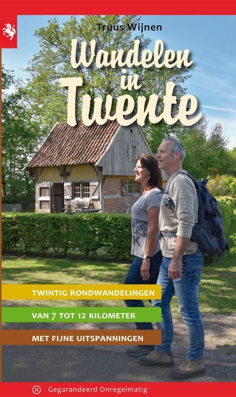 Boekomslag: Een stel dat wandelt in Twente, Nederland. Titel: "Wandelen in Twente". Bevat beschrijvingen van wandelroutes.