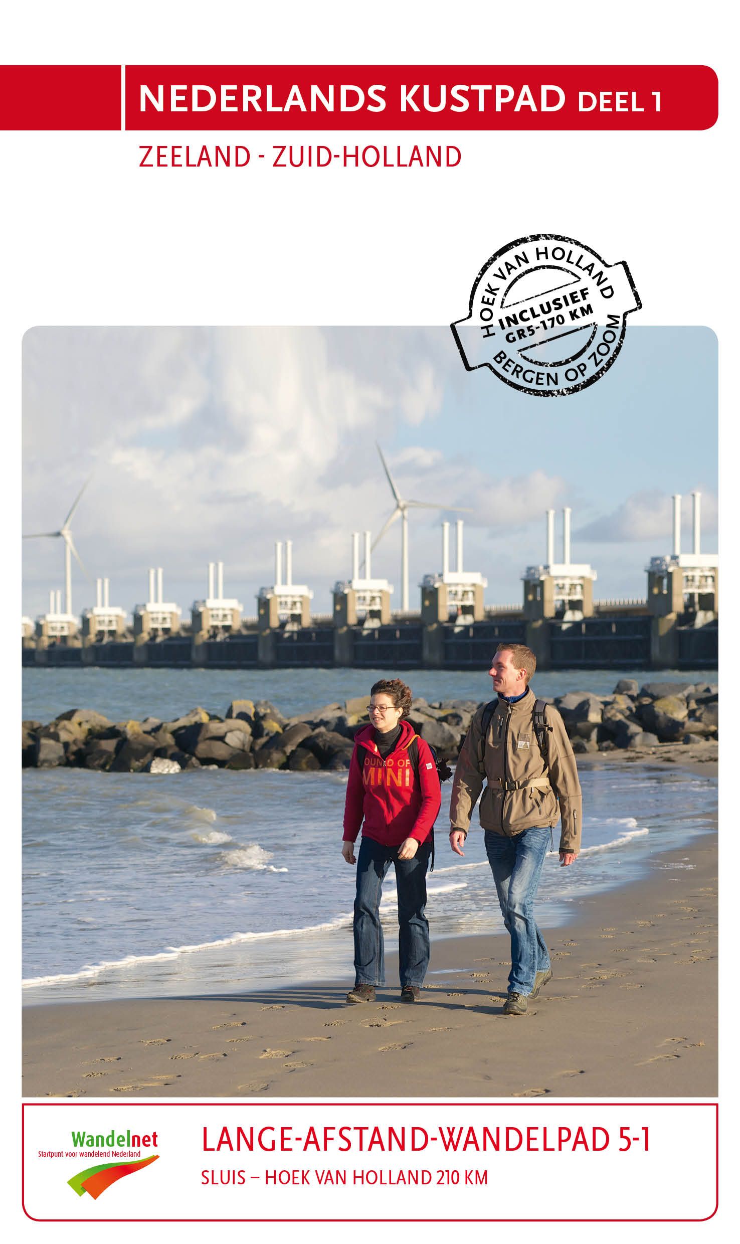 Boekcover met wandelaars op een strand; windmolens en een waterkering op de achtergrond.