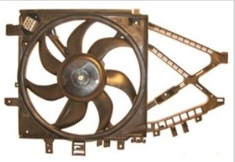 Ventilador de refrigeración del radiador del coche con aspas negras y marco de plástico marrón sobre fondo blanco.