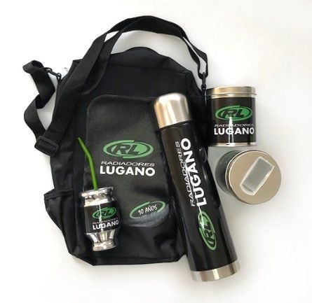 Conjunto de termo Lugano negro con mochila, lata pequeña, taza y botella de viaje de acero inoxidable sobre fondo blanco.