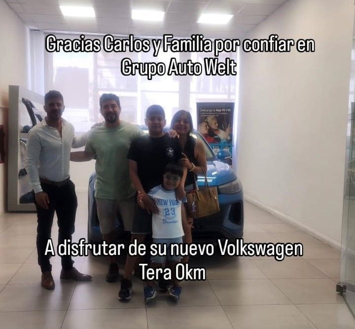 Cinco personas posando en una sala de exposición con un Volkswagen Teramont; texto de agradecimiento en español superpuesto.