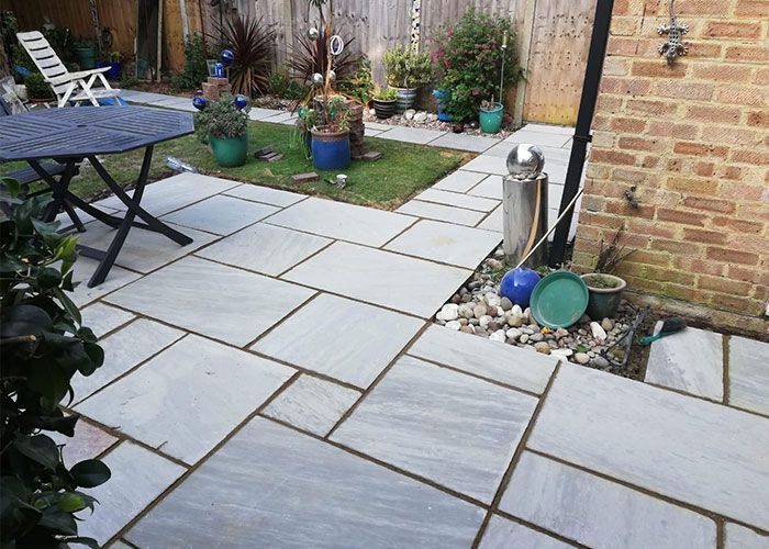 Beautifully laid patio and garden in Woking, a quality landscaping project by Surrey Hills.