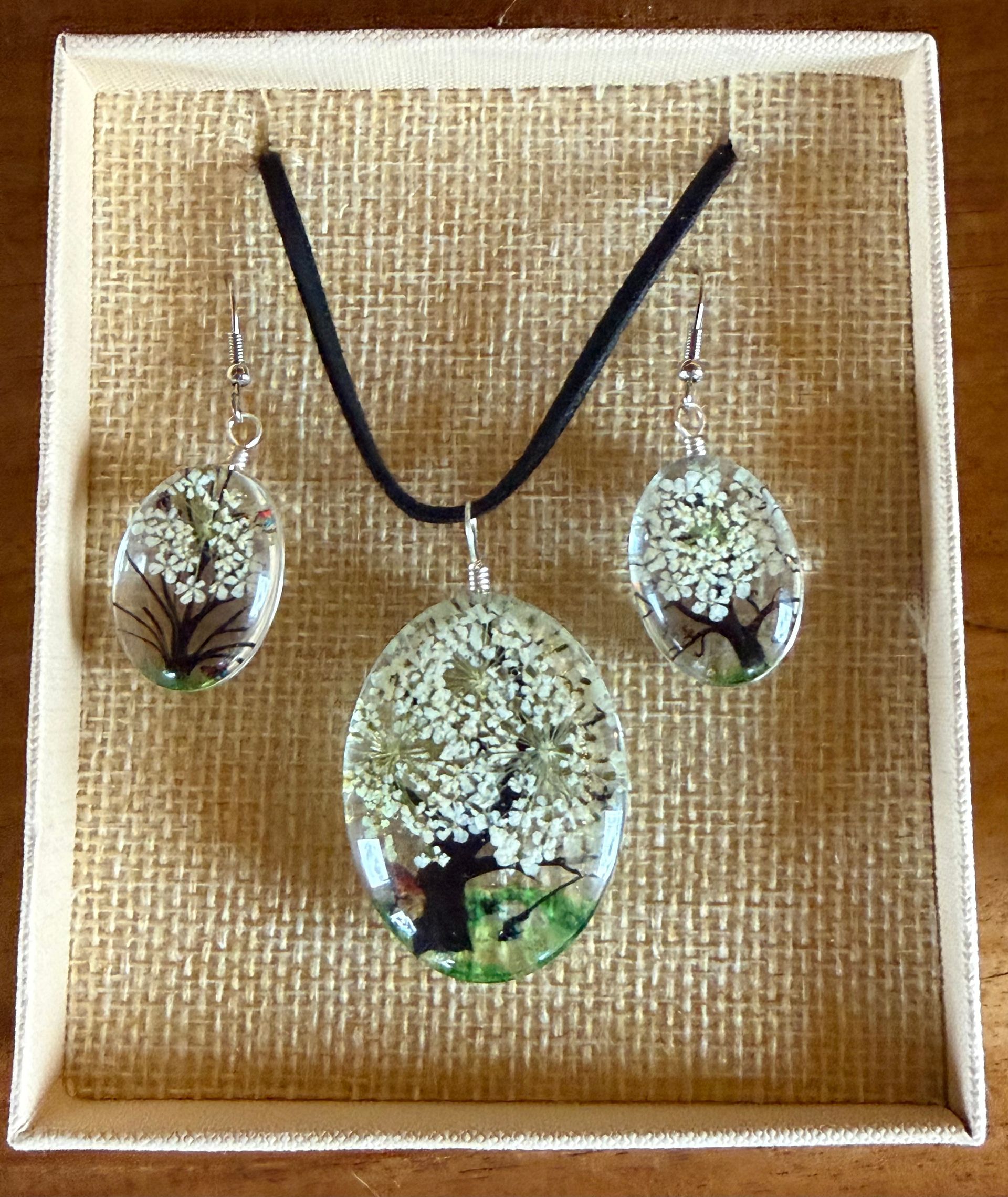 Sieradenset in een geschenkdoos: halsketting en oorbellen met geconserveerde bloemen.