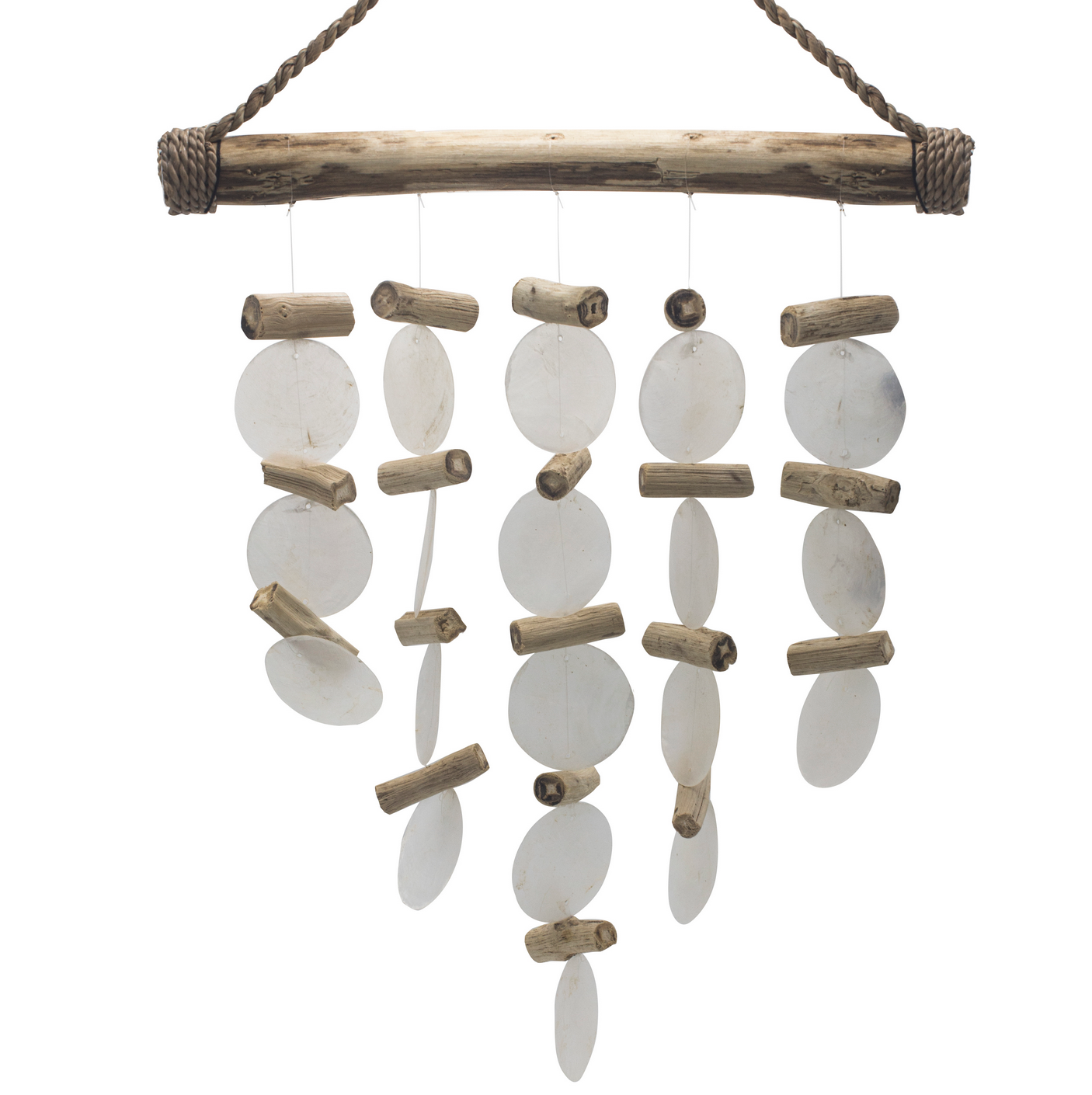 Een windgong van drijfhout en schelpen, hangend aan een houten balk.