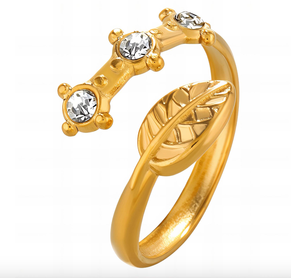 Gouden ring met drie transparante stenen en een bladmotief.