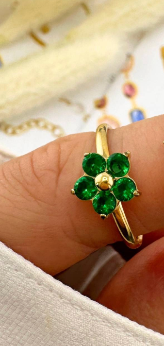 Goudkleurige ring met een bloemvormige groene edelsteen.