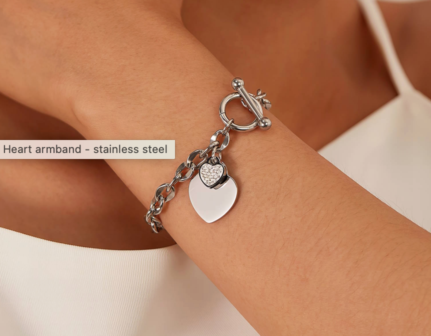 Zilveren schakelarmband met hartvormig bedeltje en knevelsluiting.