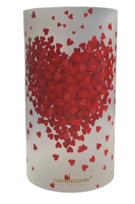Cilindervormige kaarsenhouder met een groot rood hart, samengesteld uit kleinere hartjes, op een witte achtergrond.
