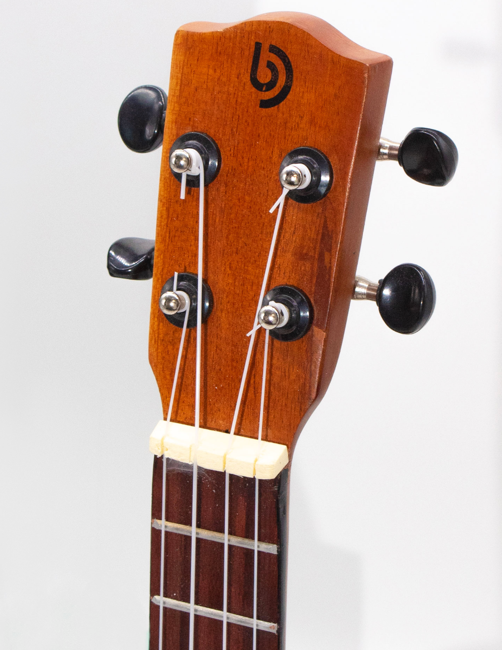 Blauwe ukelele met een kleurverloop, vier snaren en stemmechanieken.