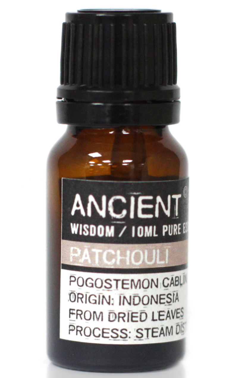 Een bruine fles etherische patchouli-olie met een etiket waarop