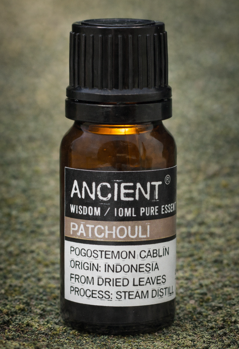 Een bruine fles etherische patchouli-olie met een etiket waarop