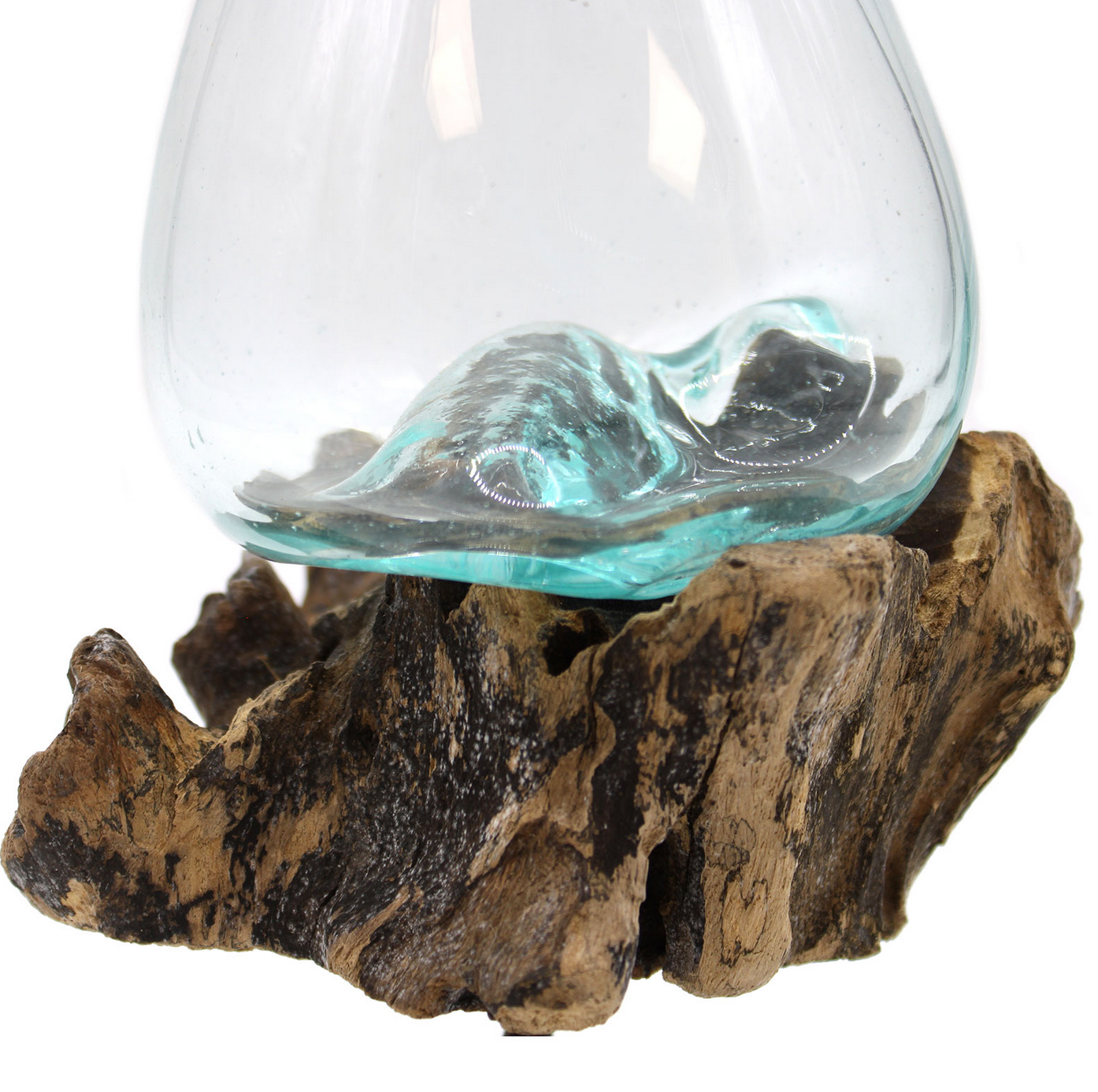 Glazen schaal met blauwe objecten, op een houten voet, in een buitenomgeving.