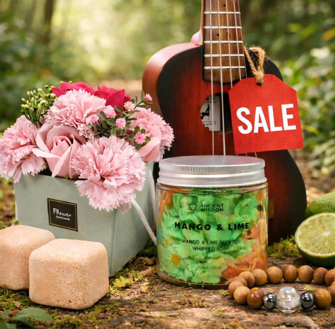 Bloemen, een ukelele, een pot met producten van Mango & Lime en een