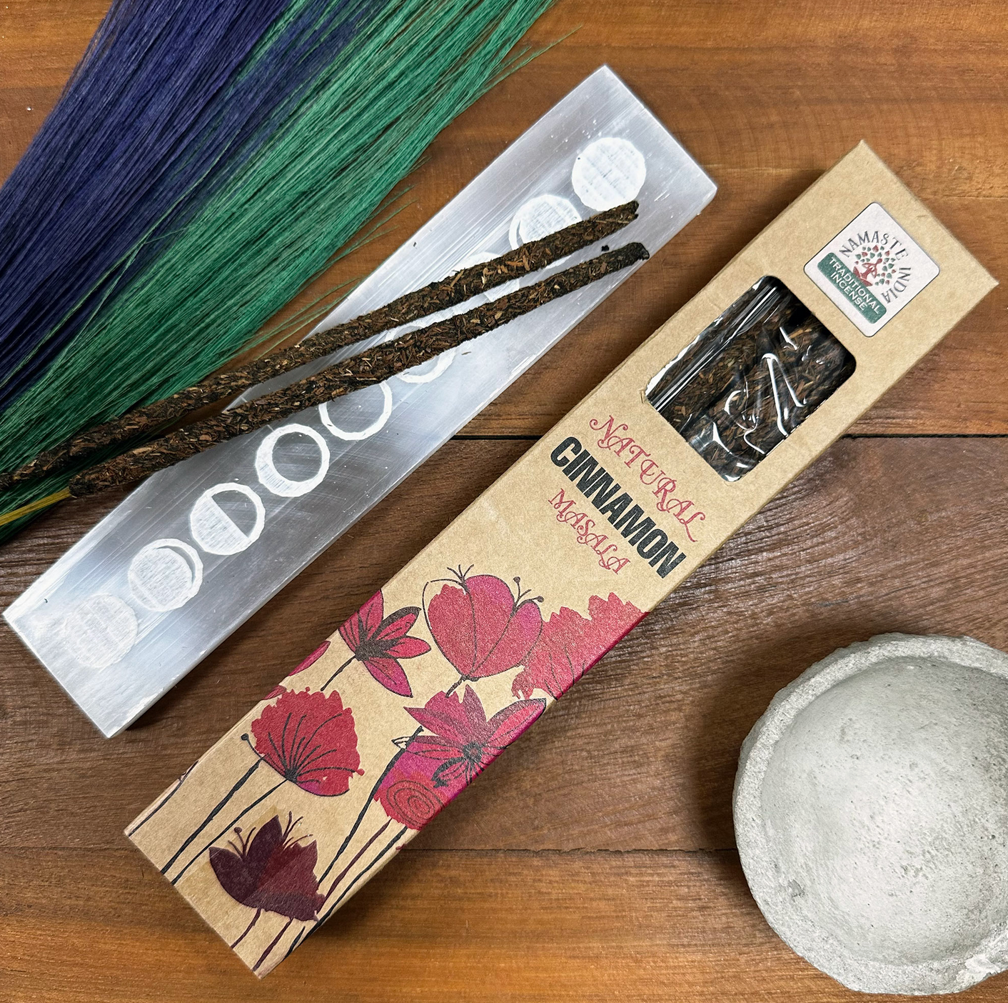 Wierookstokjes met kaneelgeur, inclusief houder en decoratieve doos met rode klaprozen.