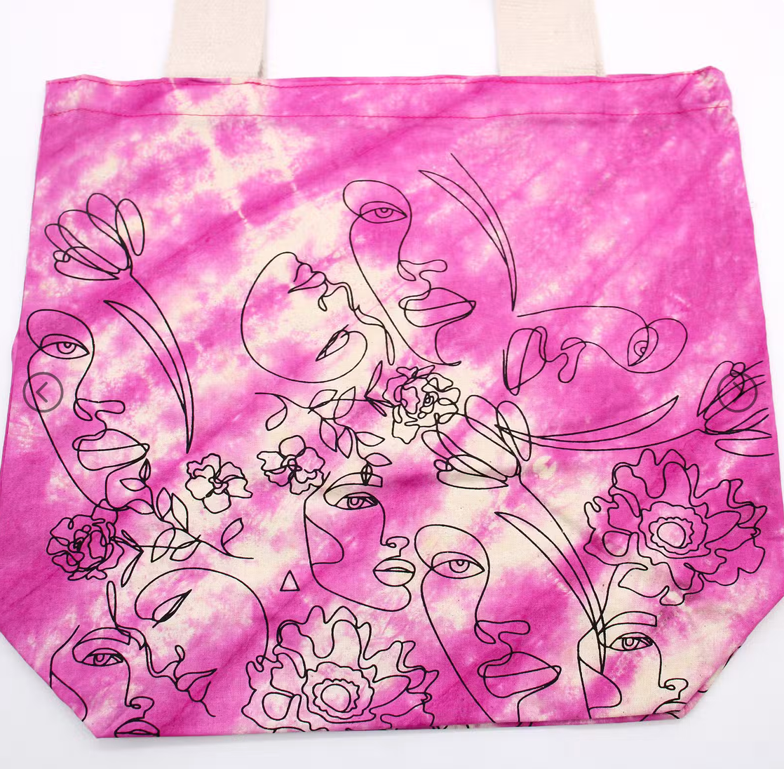 Roze draagtas met beige hengsels en een bloemenmotief aan de voorkant