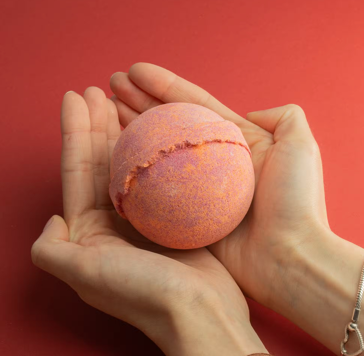 Roze bal met reliëf en een diagonale naad op een rode achtergrond