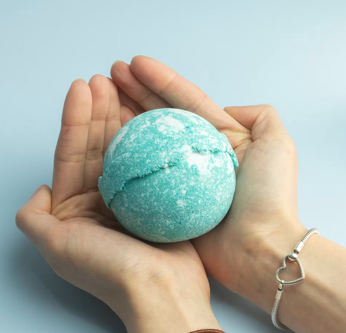 Turquoise badbruisbal met textuur op een lichtblauwe achtergrond