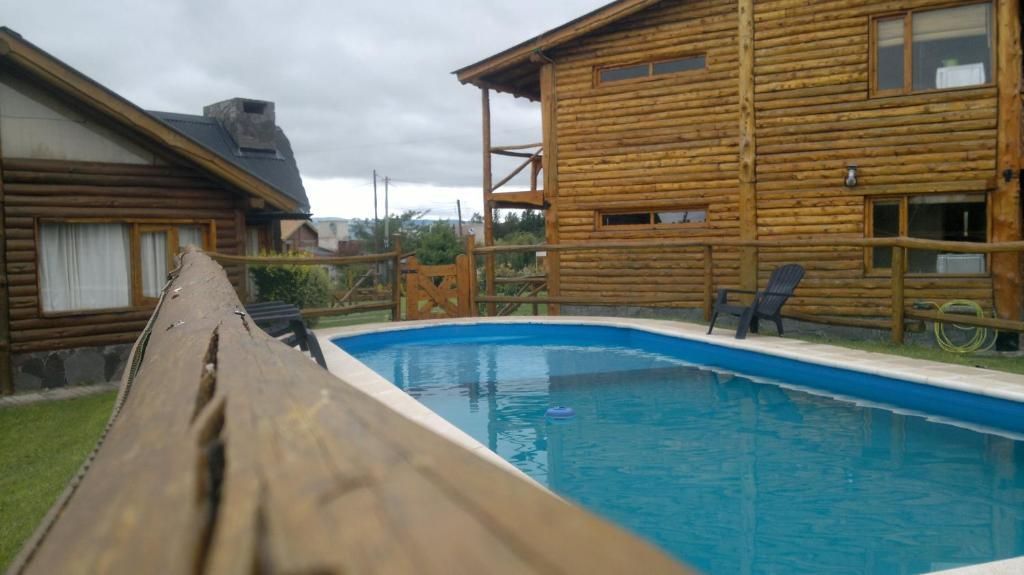 Piscina al aire libre con vista a las sierras