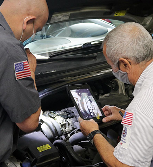 Two persons looking on a car | Carotech Automotive