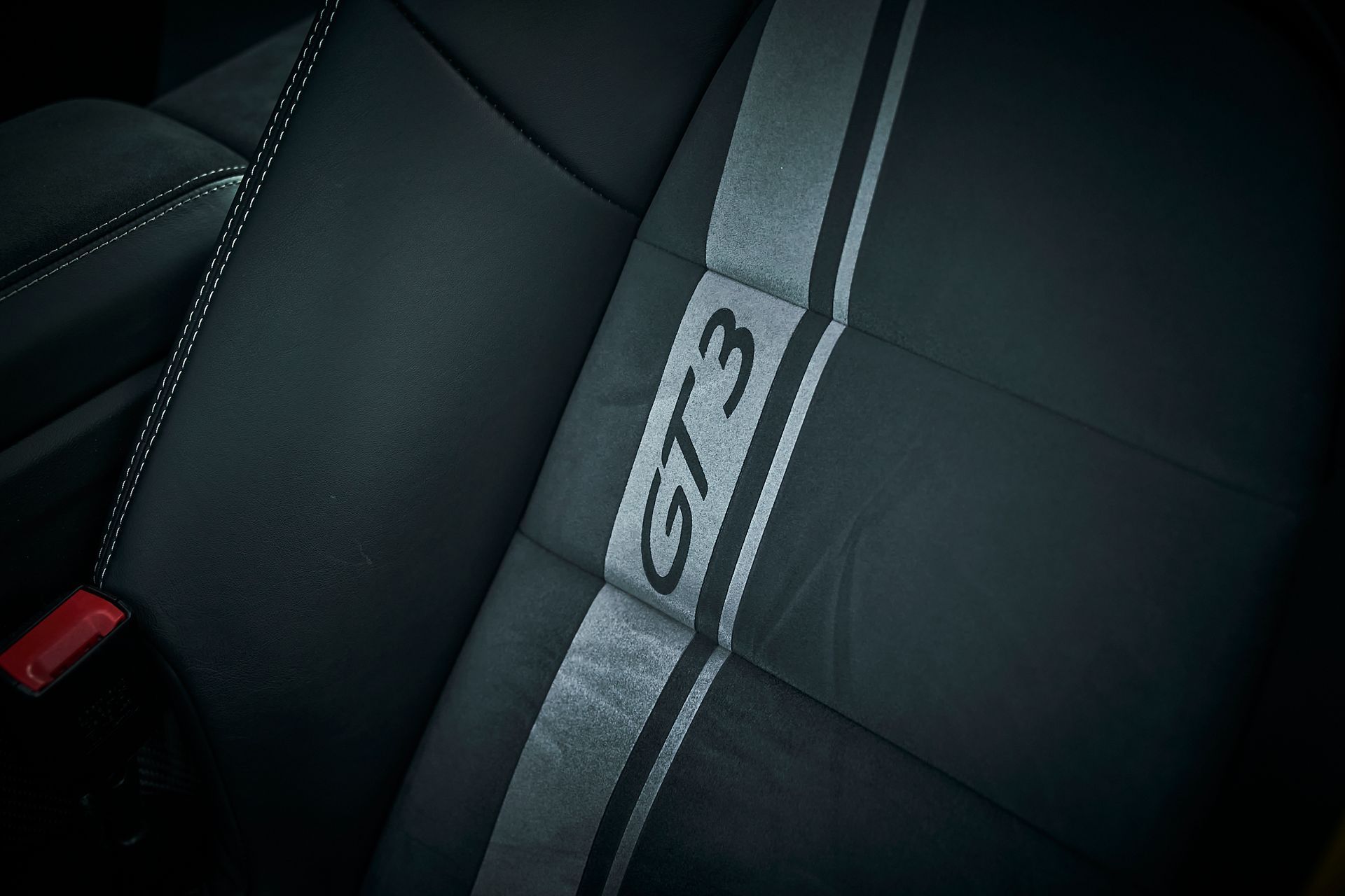 A car seat with a gt3 stripe on it