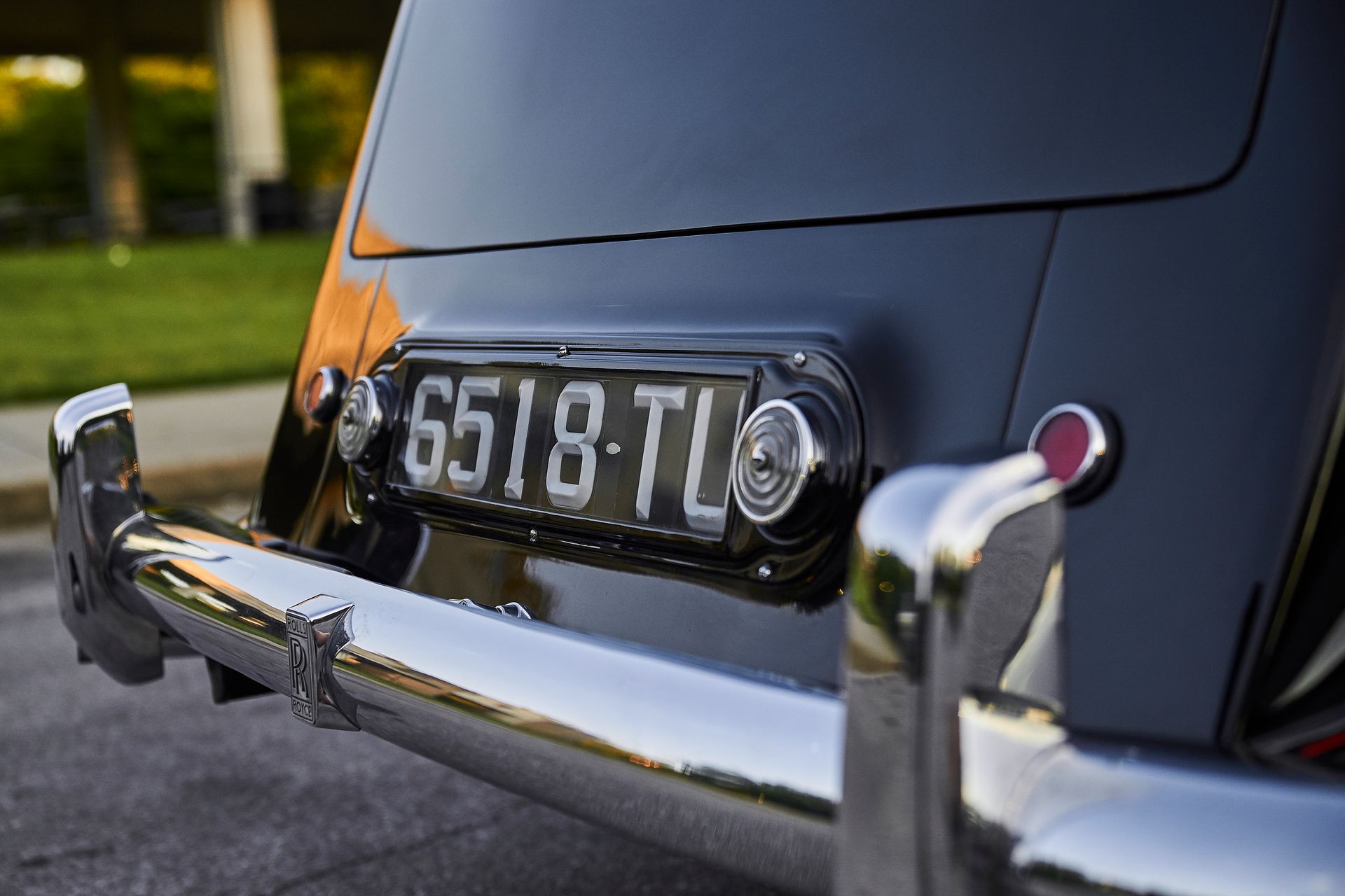 The back of a black car with a license plate that says 6518 tl.