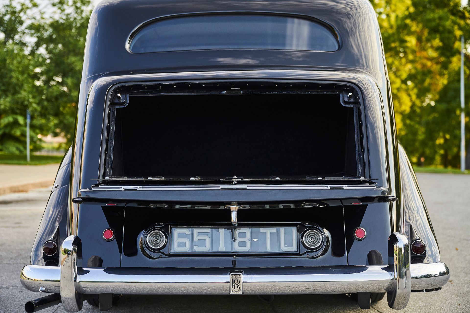 A black car with a license plate that says 6518 tu
