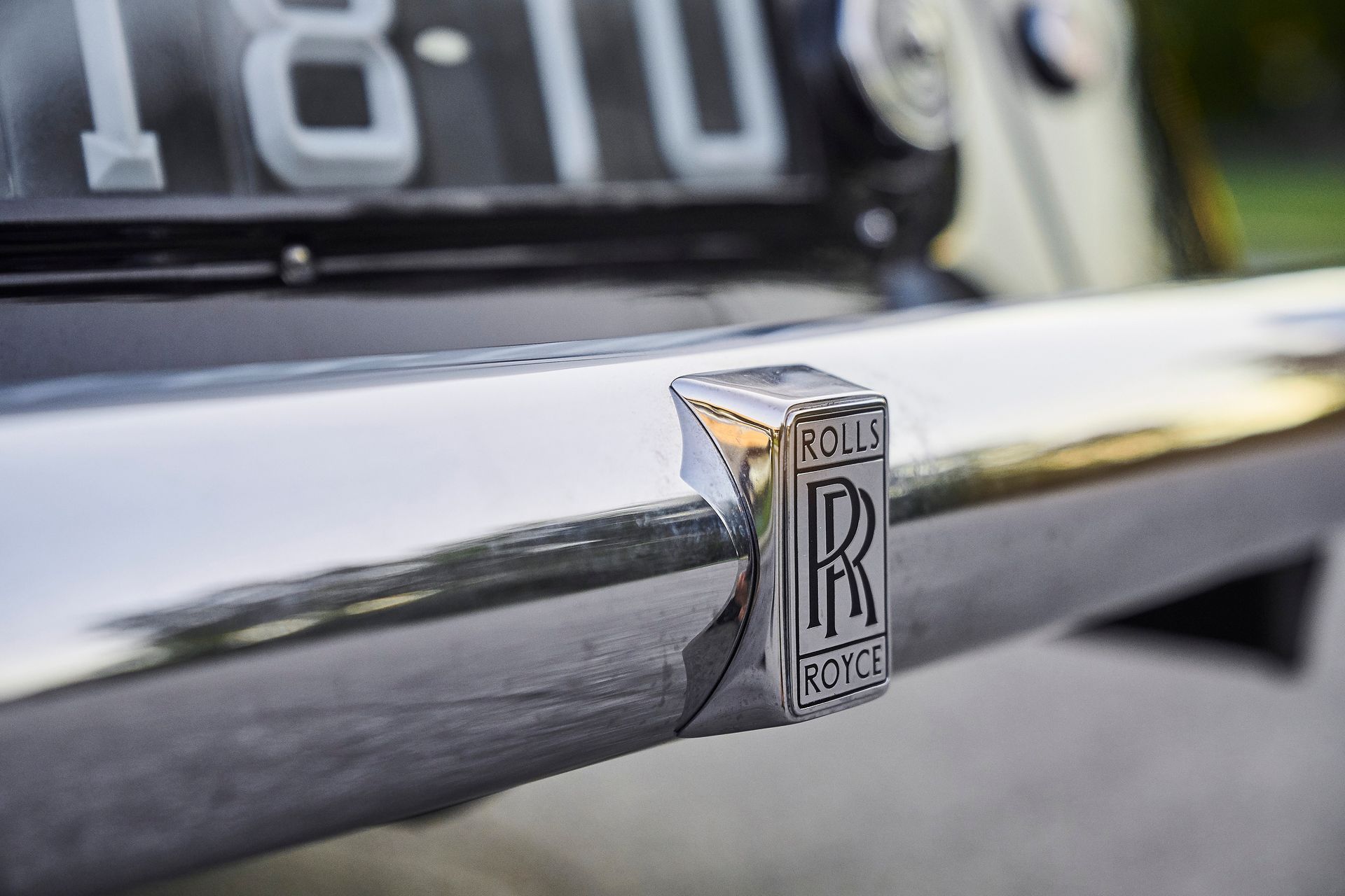 A close up of a rolls royce emblem on the side of a car.