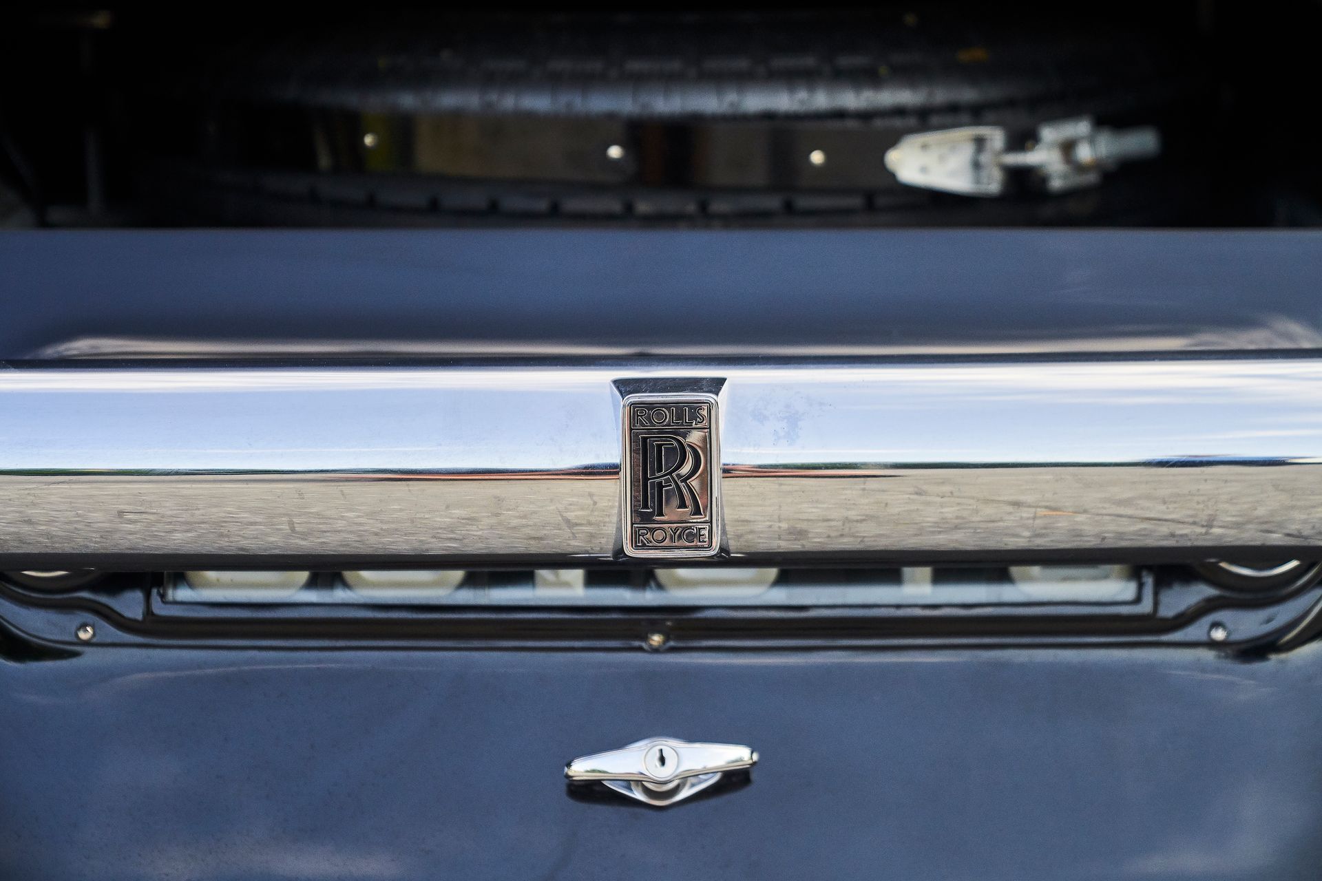 A close up of the front grille of a rolls royce car.