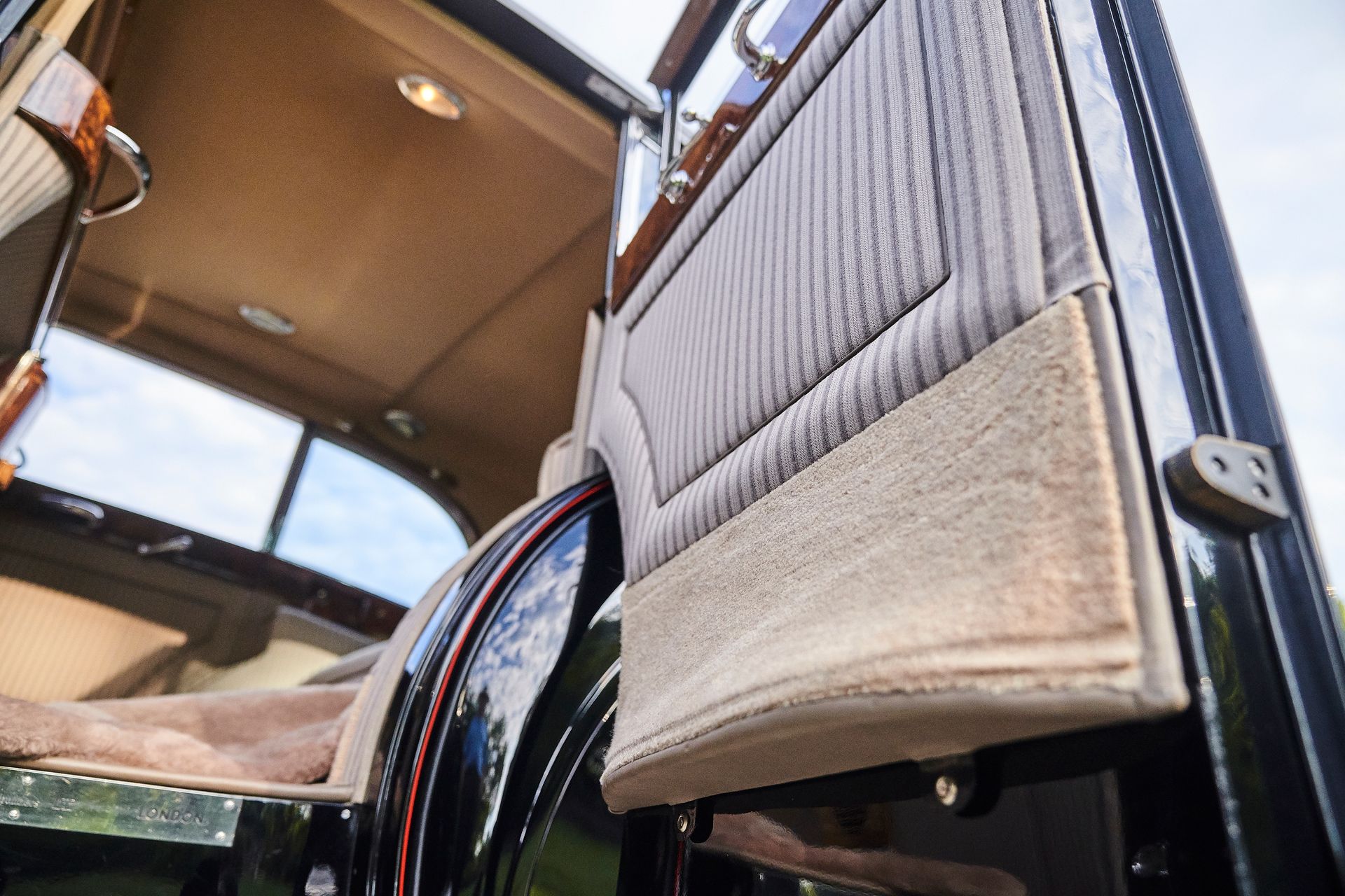 A close up of a car door with the letter b on it