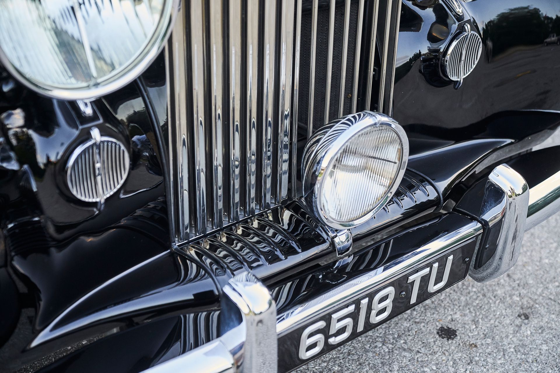 A black car with a license plate that says 6518 tu
