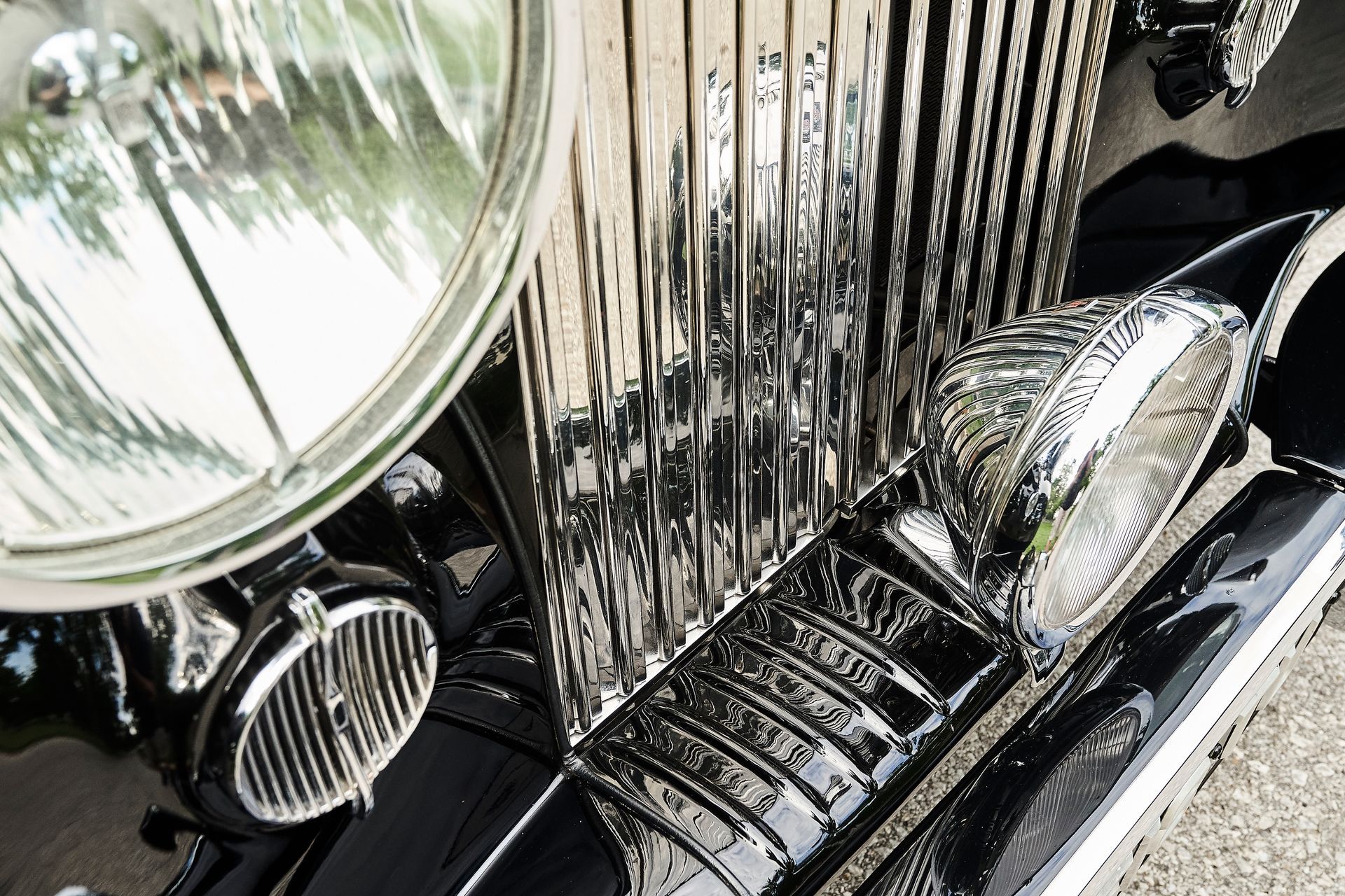 A close up of a car 's headlight and grill.