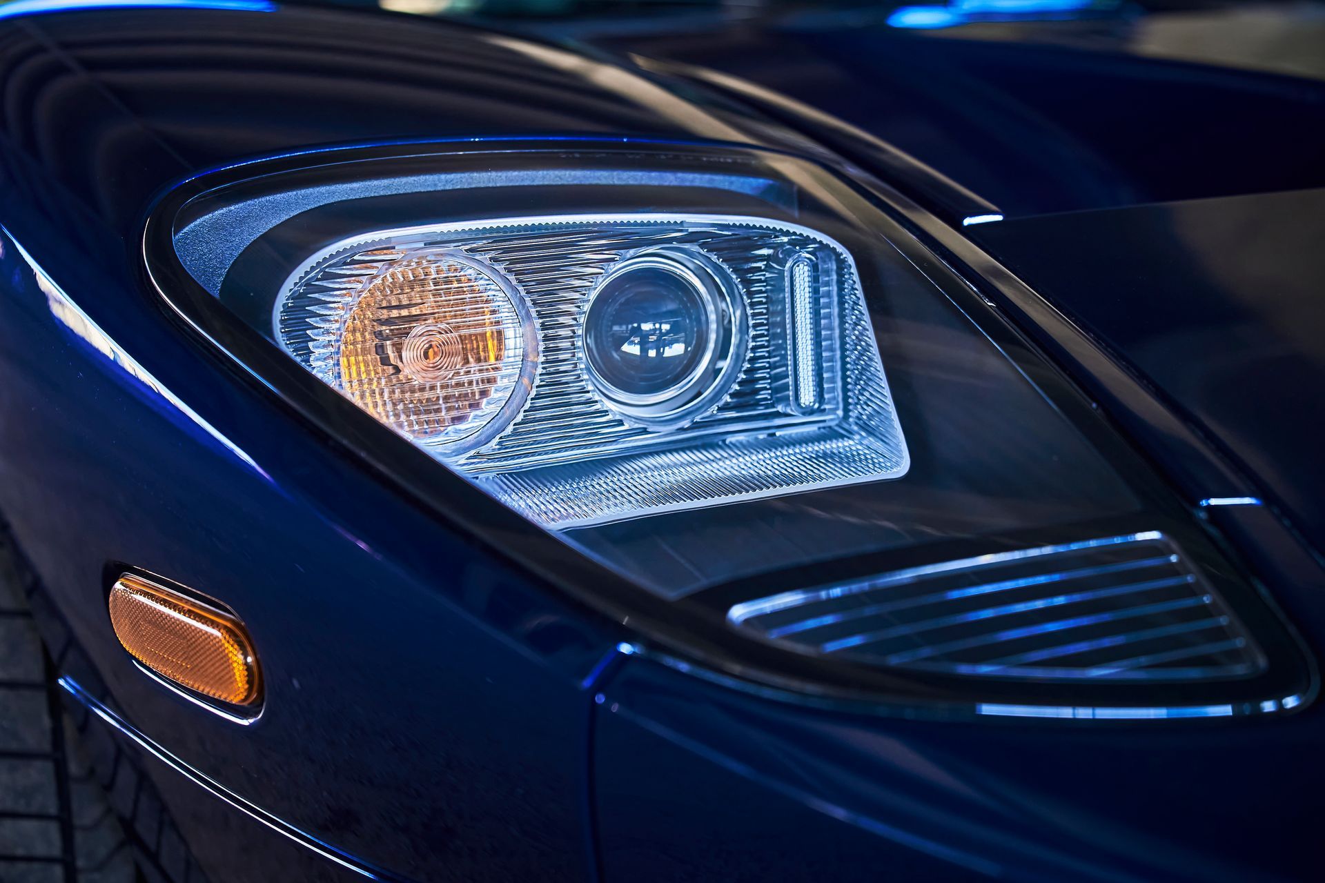 2006 Ford GT -A close up of a blue car 's headlight