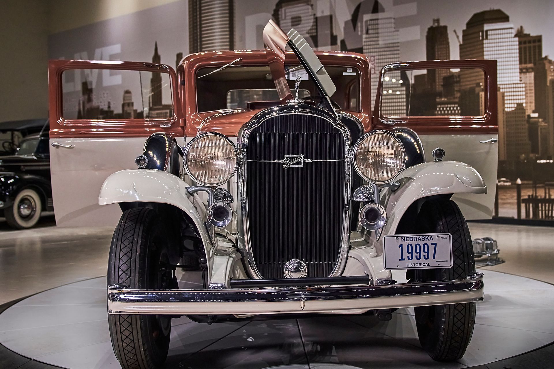 An old car with a license plate that says 1907